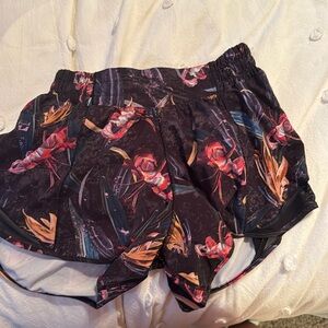 lululemon hotty hot shorts size 4 in veiled floral black multi/black